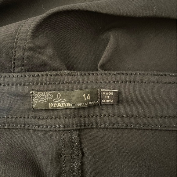 Women’s PrAna Monarch black zip off convertible shorts utility pants 14 - Picture 4 of 5